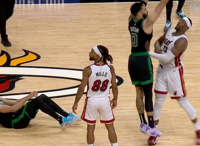nba比赛争议:塔图姆遭垫脚痛苦倒地,裁判一级恶意犯规