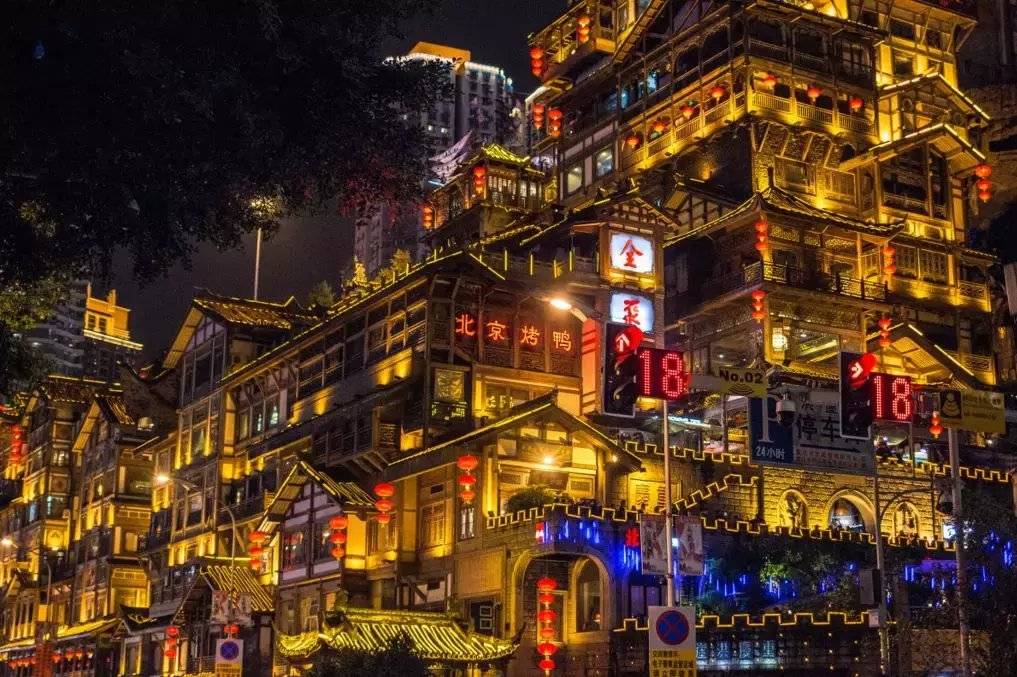 在游船上欣赏到重庆两岸的风景和灯光秀,感受长江之美