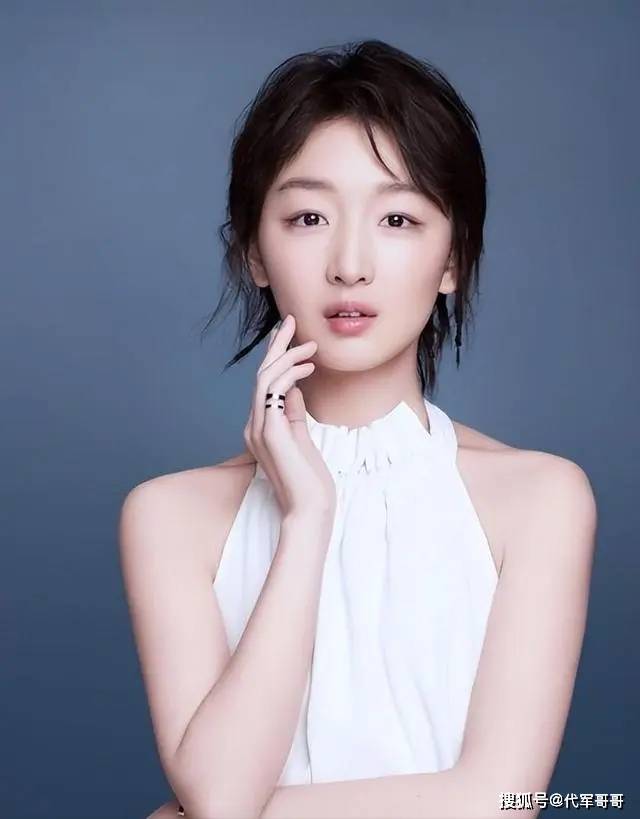 分手一年后,有狗仔拍到周冬雨和前男友田明鑫一同前往迪士尼游玩的