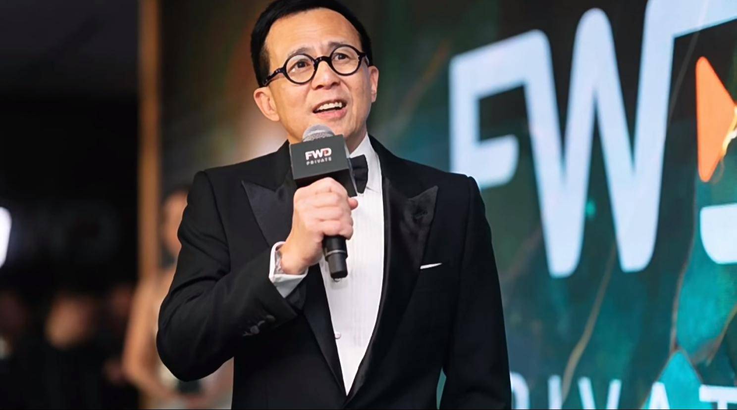 57岁李泽楷出席公司活动,穿蓝西装状态年轻,与员工同台有说有笑