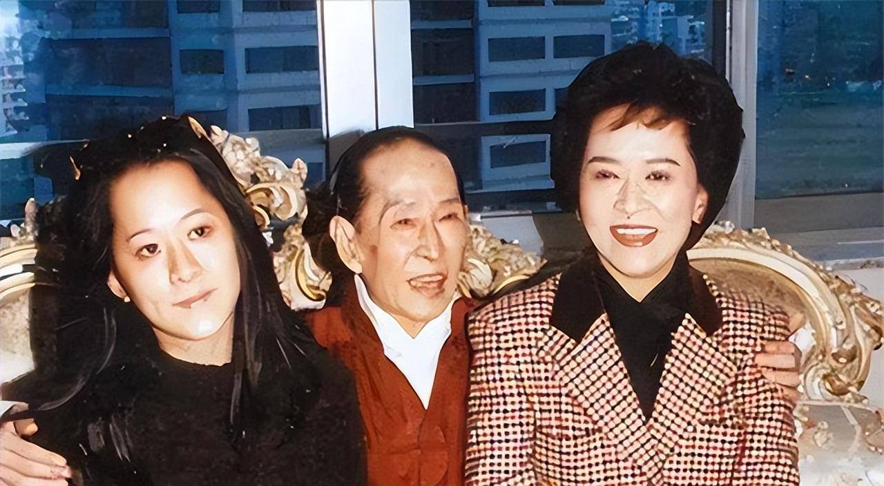 为嫁富豪,她穿30年塑身衣不离身,丈夫遗嘱:财产只给1元钱