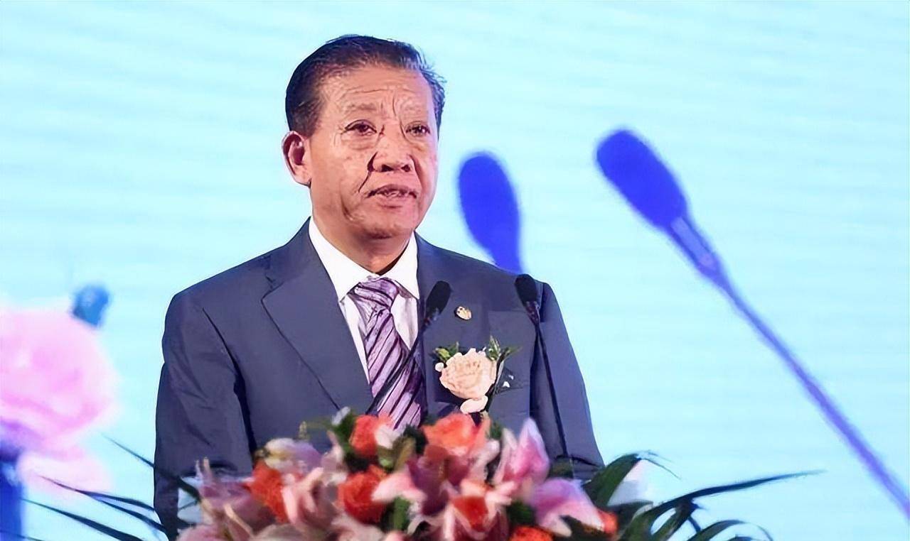 娶了两任老婆,出轨一个小三,三个女人一共为他养育了五个孩子,关彦斌