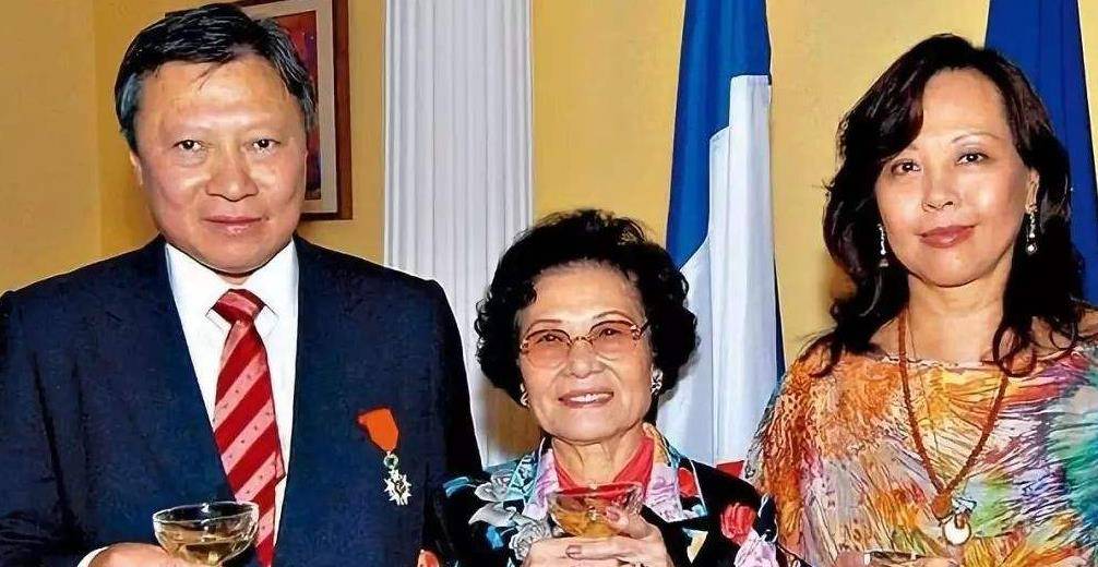 香港女首富邝肖卿:3个儿子争钱财损伤惨重,92岁高龄无奈再出山