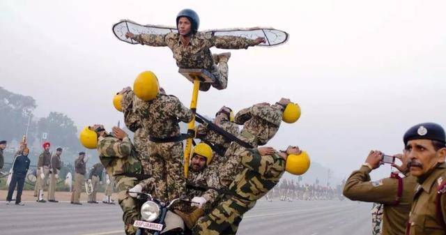 印度一辆摩托车能坐多少人:上限在哪儿?太会玩了