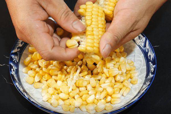 家常玉米粑粑怎么做？香软不粘锅，孩子爱吃的一道传统小吃…