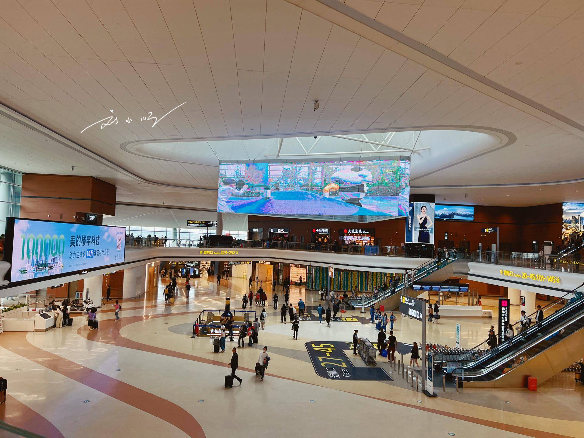 这个"省会机场"太牛了!各种奢侈品牌都有,还有地铁,不是广州