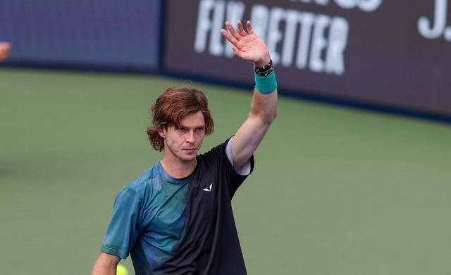 卢布列夫连胜西班牙选手!网球新秀展现出色状态,粉丝期待法网表现