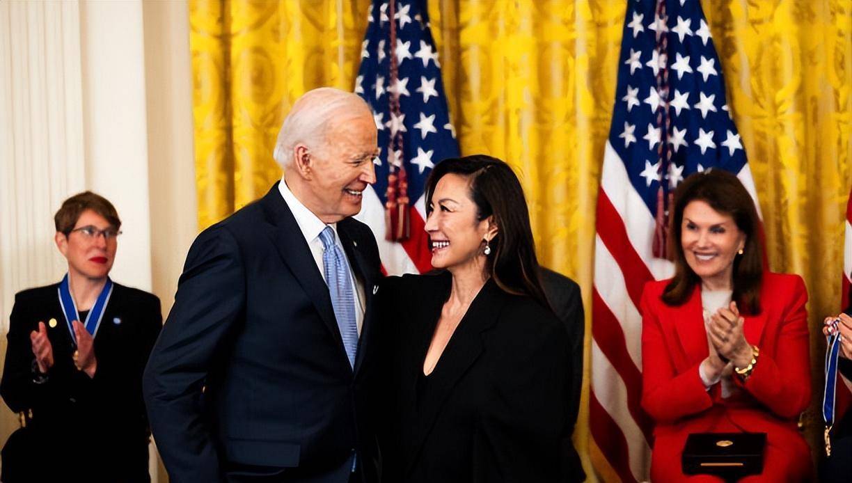 拜登亲自为杨紫琼颁奖!获得总统自由勋章,被拜登搂腰合影很热情