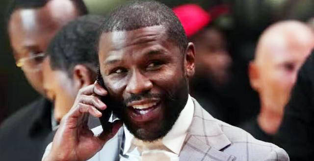 慷慨还是炒作?拳王梅威瑟救助无家可归者,当街赠送3万美元