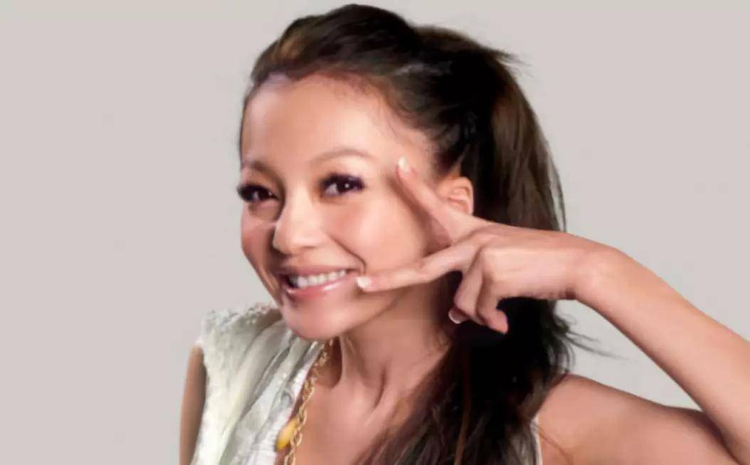 17岁的时候,张韶涵拿下唱歌比赛第一名,遇到了自己的伯乐林隆璇,签约