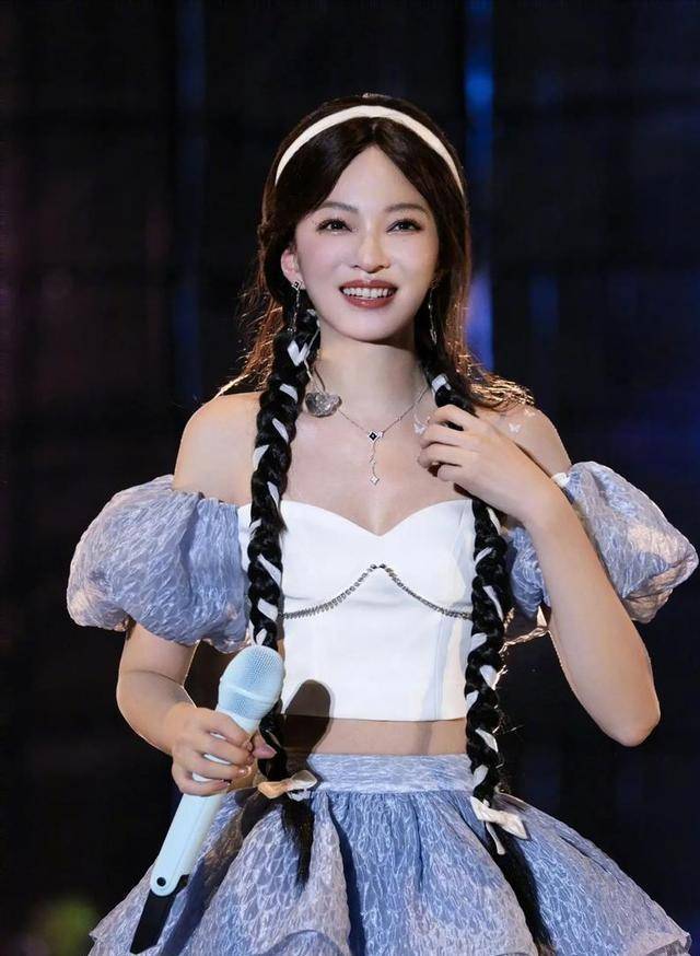 根据工作室发布的照片,尽管只有张韶涵打点滴的一只手臂被曝光,没有