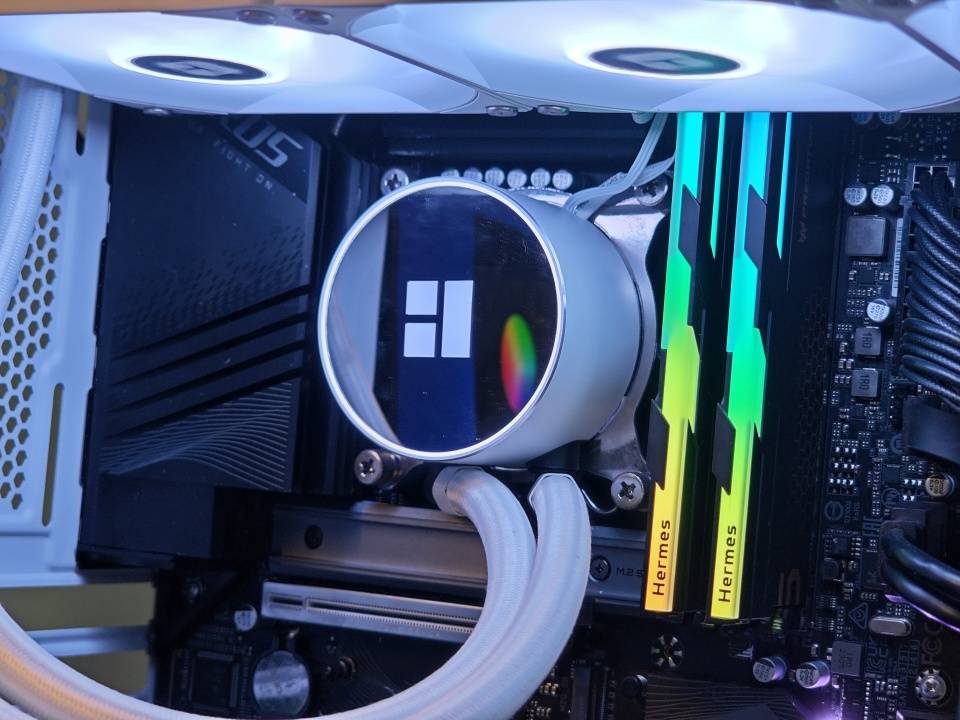 高频内存对于玩游戏究竟有没有提升?宏碁Hermes冰刃6400MHz内存实测分享!