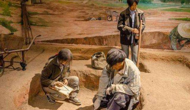 7000年古墓出土少女遗骸,身上插18把凶器,看呆专家