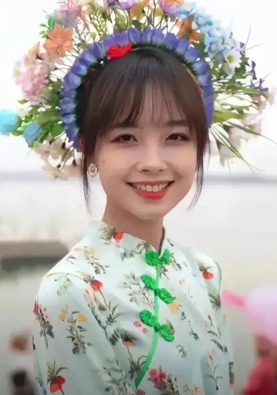 原创            赵丽颖簪花造型惊艳亮相，央视力挺背后有何玄机？-赵丽颖发饰