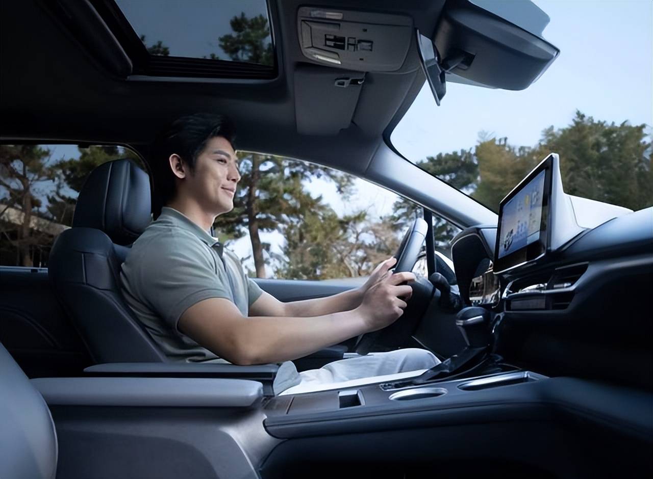 采用了丰田最新的家族式设计理念,还真的有点儿丰田子弹头(普瑞维亚)