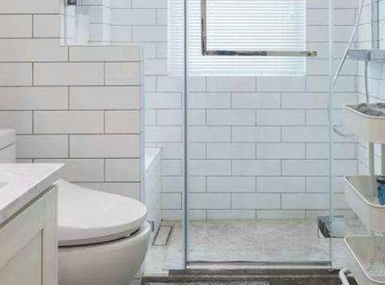 卫生间找熟人贴瓷砖,做完后看了两个角,真纠结要不要验收