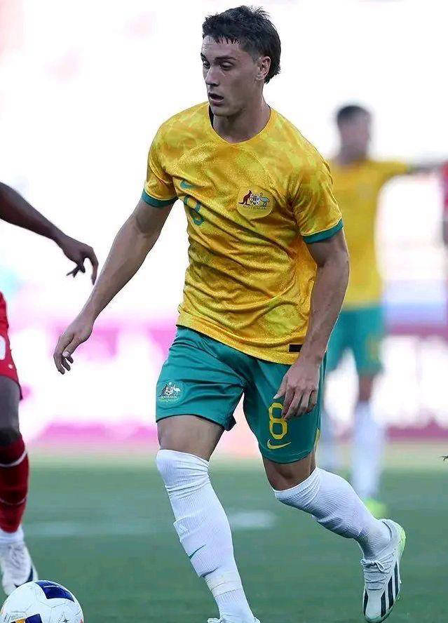 比赛进行到第29分钟,前本菲卡青训生纳特尔传球给中卫索普拉恩,帮助