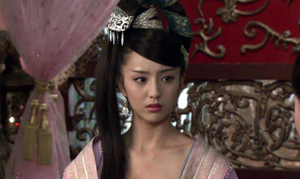 赵飞燕生理上有一"缺陷",汉成帝十分迷恋,不惜为她荒废朝政