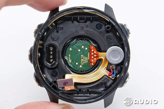 卸掉螺丝,取出腔体内部主板和电池单元,取掉主板上的压电陶瓷蜂鸣器.