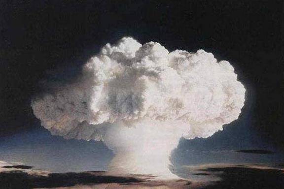 我国第一颗原子弹试验成功,最先通知了谁?不是欧美国家