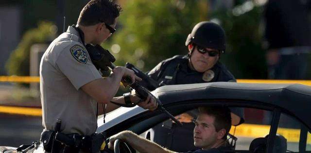 嫌犯攻击美国警察,警察三秒完成反杀,背后原因令人心疼