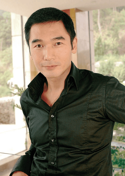 方中信的演艺之路可以说是一路艰辛,但他始终坚持着自己的梦想,不断