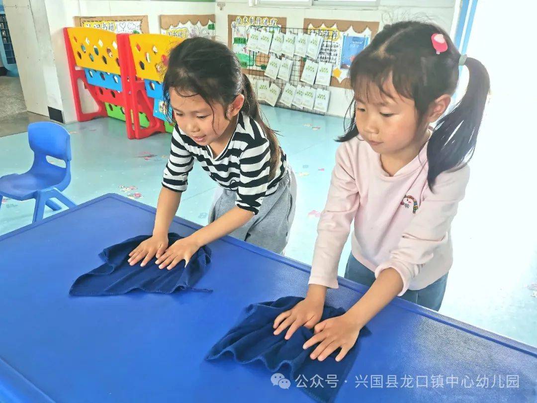 擦桌子,椅子,栏杆,柜子等,从自己身边的小事做起,手拿扫把,打扫幼儿园
