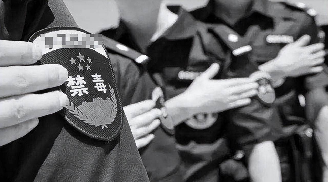 时间回到1982年,云南省公安厅成立了全国第一支专项禁毒队,年仅24岁