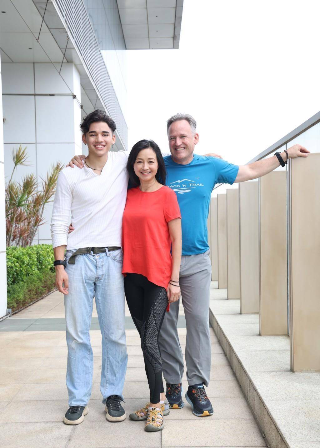 54岁李绮虹自曝曾在加拿大找不到工作,19岁混血儿子退学当运动员