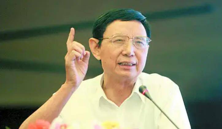 在家庭发达之后,尹喜地买了一辆3000万的布加迪威龙,这辆车是当时中国