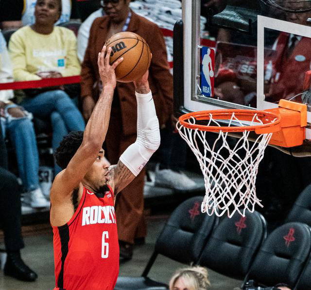 然而,在这个群体中,2000年nba状元肯扬-马丁的儿子小马丁成为了一个