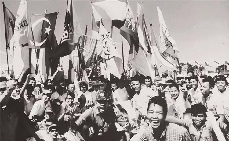 1998年印尼屠华事件:10万华人妇女当街被侵犯,50万华人被屠杀