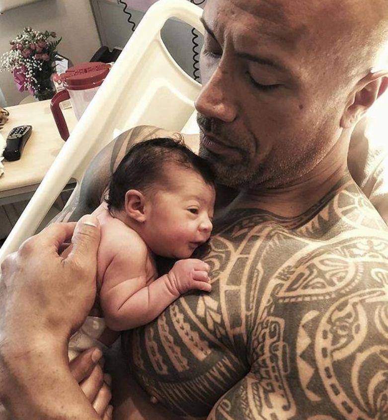 1米9肌肉猛男年入6亿,给小女儿梳头做美甲,反差超萌_老父亲_西蒙_妻子