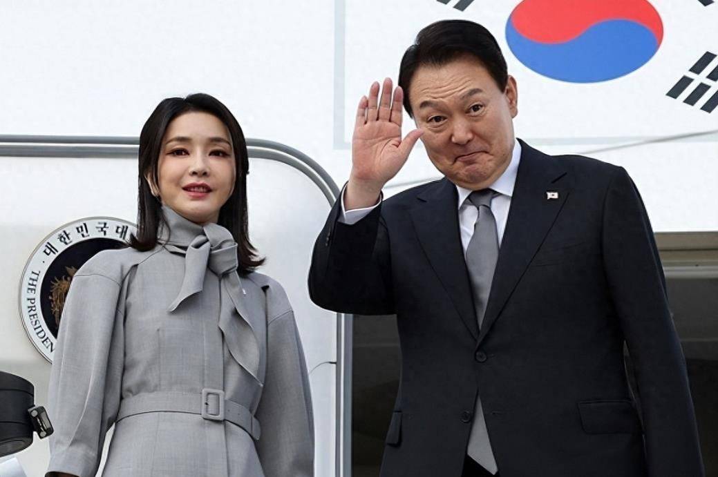 果不其然,即便是韩国"第一夫人"金建希,前段时间,再怎么低调,最终还是