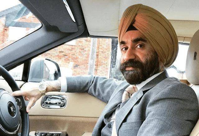 印度"头巾哥"跟网友较真,换条头巾就换辆劳斯莱斯,7天不重复