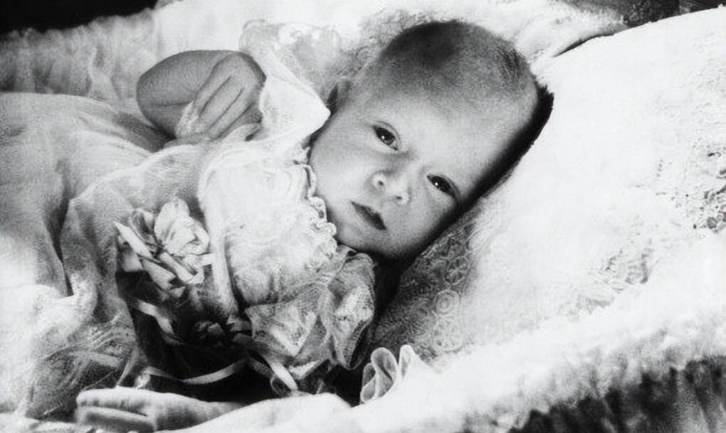 女王剖腹产疼了22个小时,亲王却在外面打马球_菲利普_伊丽莎白_公主