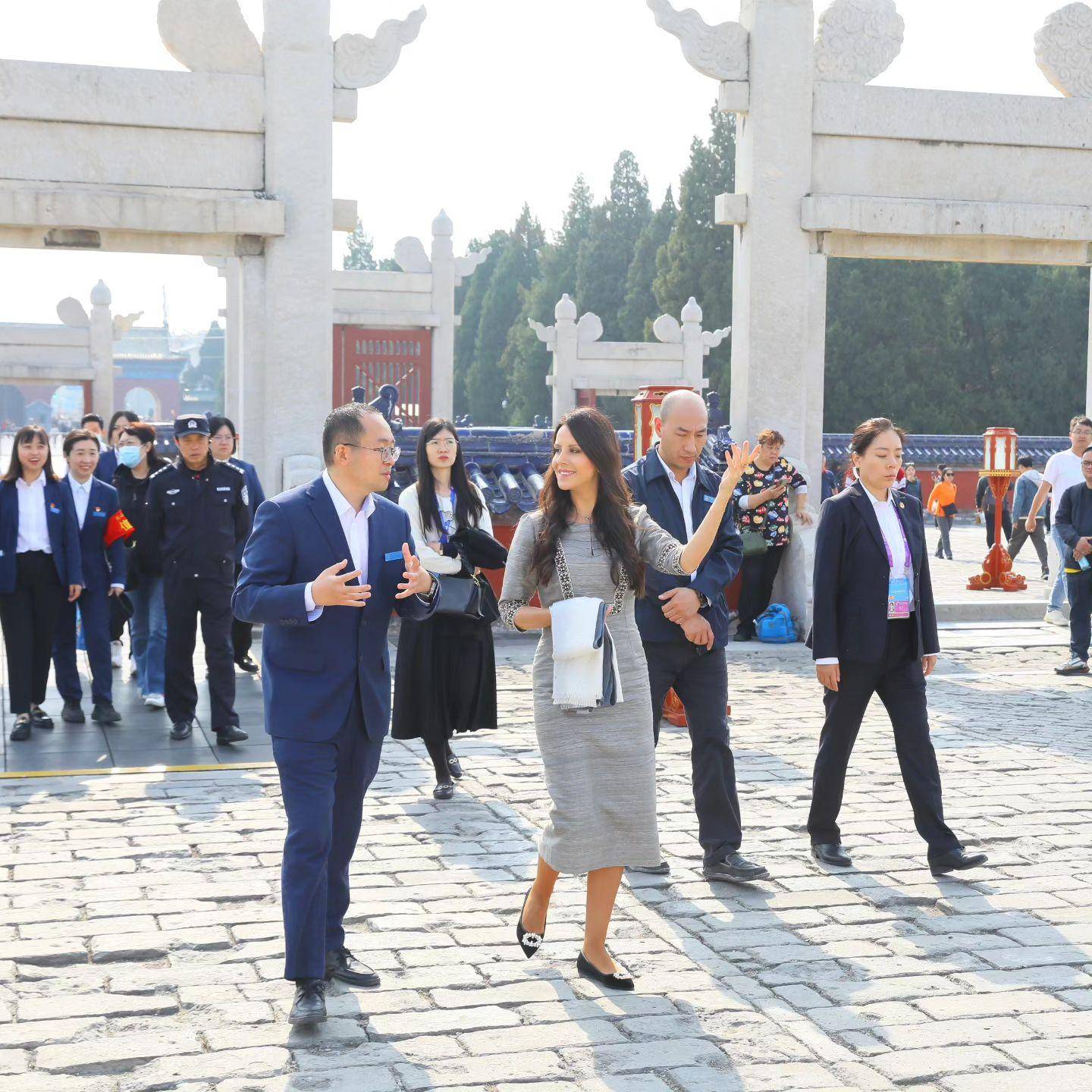 塞尔维亚第一夫人出门迎宾超美!曾游天坛水秀街,43岁少女感十足