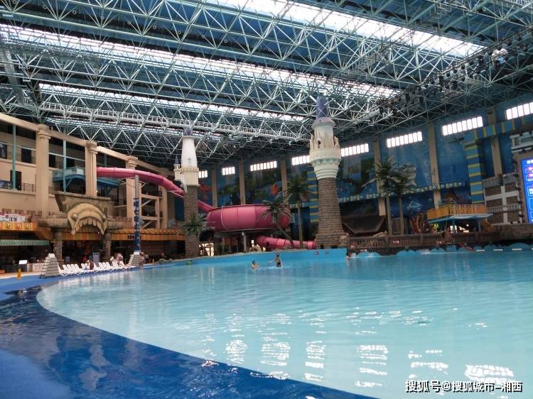 尽量选择在星海广场周边,青泥洼桥,友好广场附近,公寓或者民宿都可以