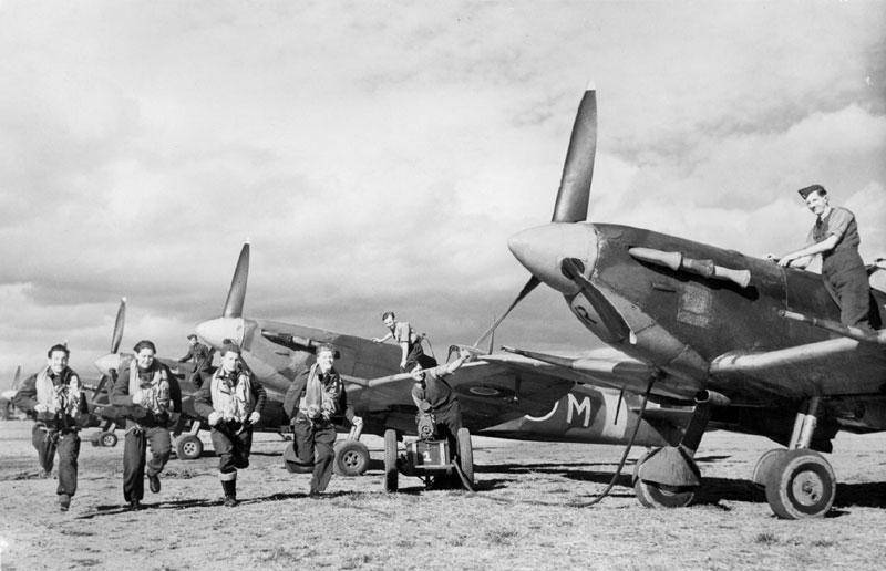 "喷火"黑历史:飞行员需要吸毒,第一次击落的是自家"飓风"式