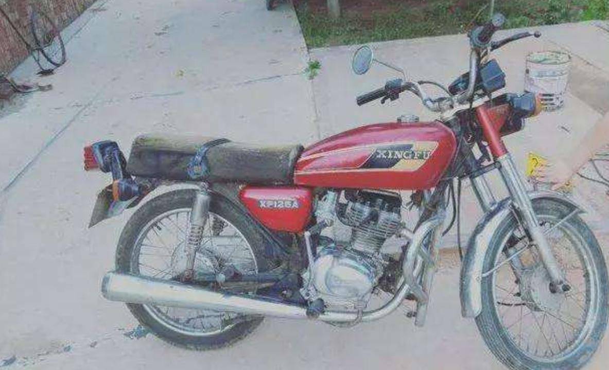 上世纪九十年代的摩托车摔门而出后,酒精上头了的胡建明发动起摩托车