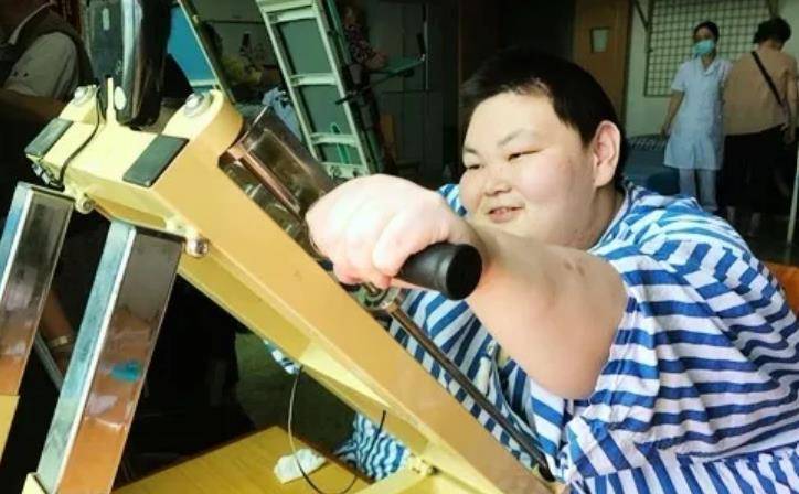 中国第一胖的失控人生:体重530斤,生活不能自理,身患多种疾病