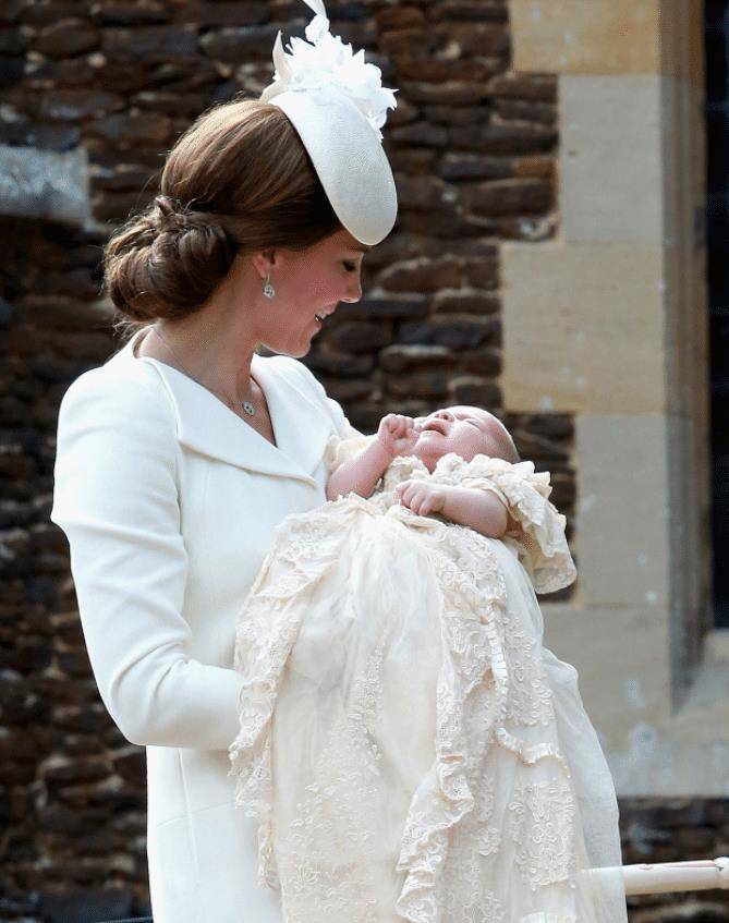 8岁乔治歪嘴像查尔斯,夏洛特像极女王和戴安娜,是威廉