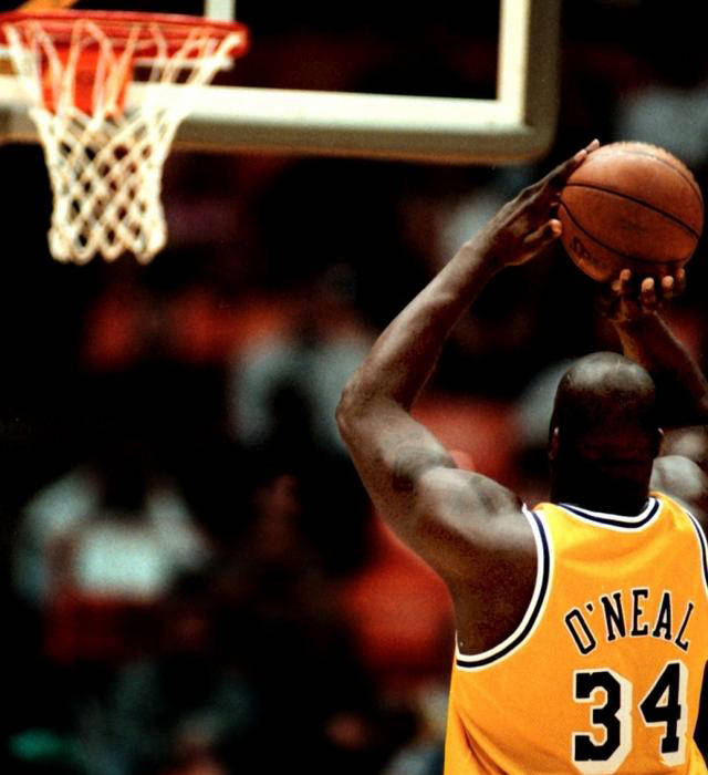 奥尼尔内线统治力无人敌手,威风力压对手;而科比则以精湛得分和