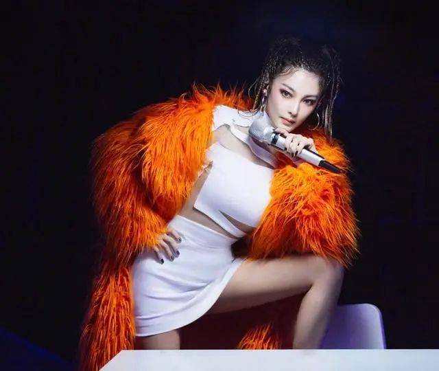 有种霸气叫张雨绮的"鱿鱼坐", 当看到坐姿那刻, 社会我绮姐啊!