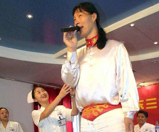身高2.36米的中国第一女巨人姚德芬:比姚明高10厘米,她过得怎样
