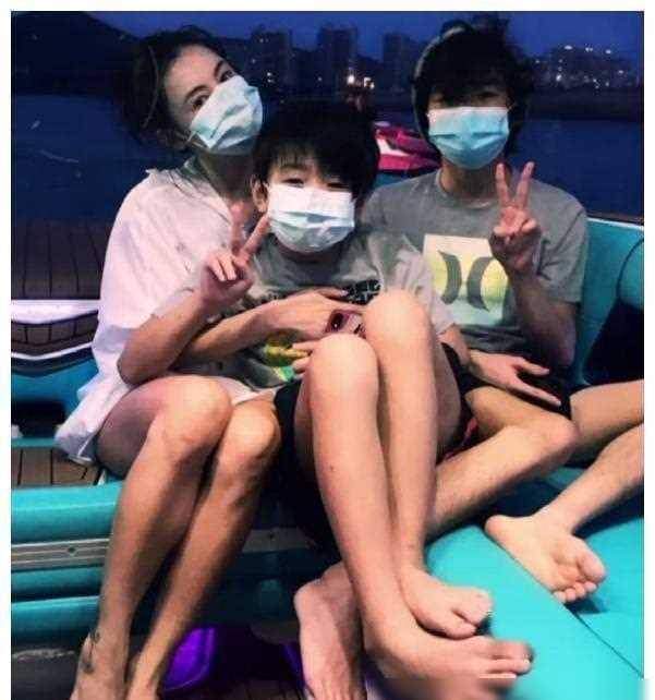 张柏芝三子真容曝光了!小儿子简直跟妈妈一个模子刻出来的!