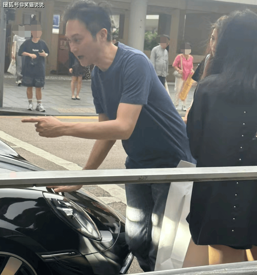 53岁张智霖香港街头被偶遇,开豪车陪袁咏仪购物,身材匀称状态佳