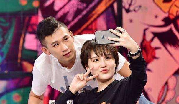 一开始她和曾经的喊麦网红mc天佑有绯闻,但是还没等到石锤又公开和富