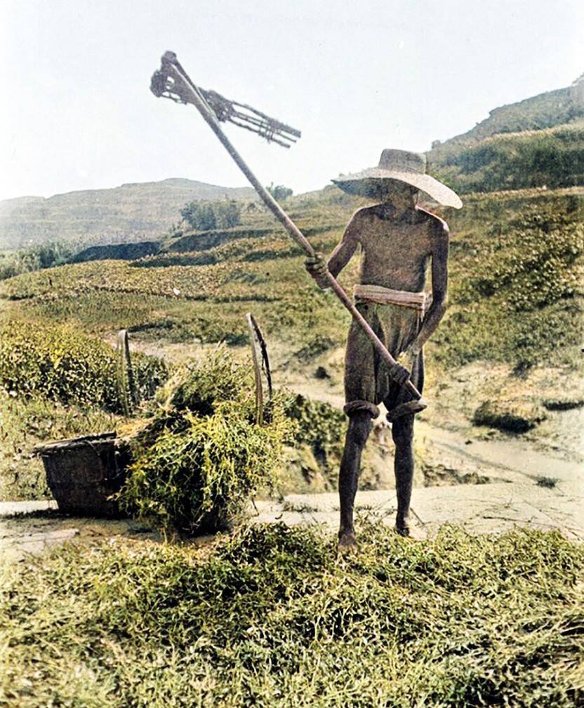 1917年的四川遂宁:当兵的拿着长枪坐滑竿,老百姓背着青草赤脚走
