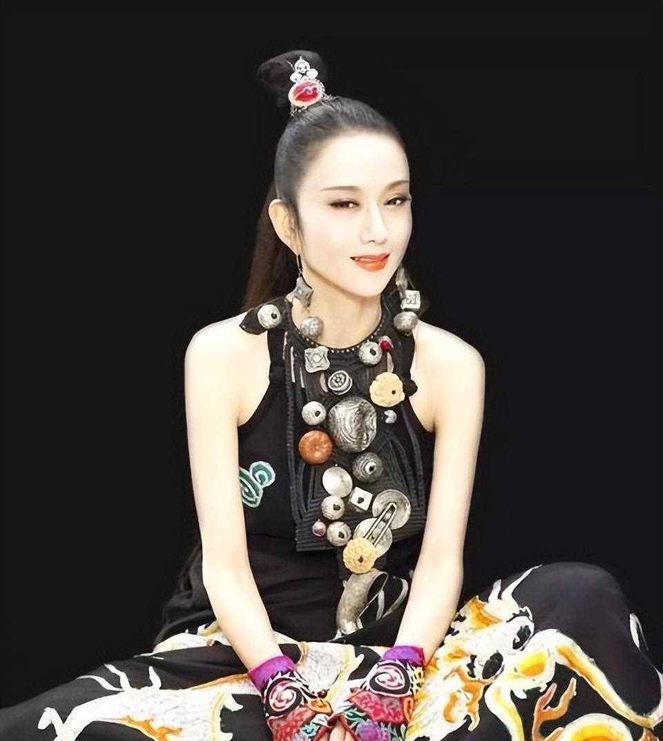 私生活太过糜乱,就连上厕所和洗澡都全靠男助理!_舞蹈_杨丽萍_质疑